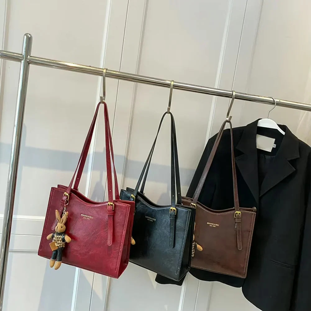 Luna | Eleganta melna soma ar slēdzamu kabatu